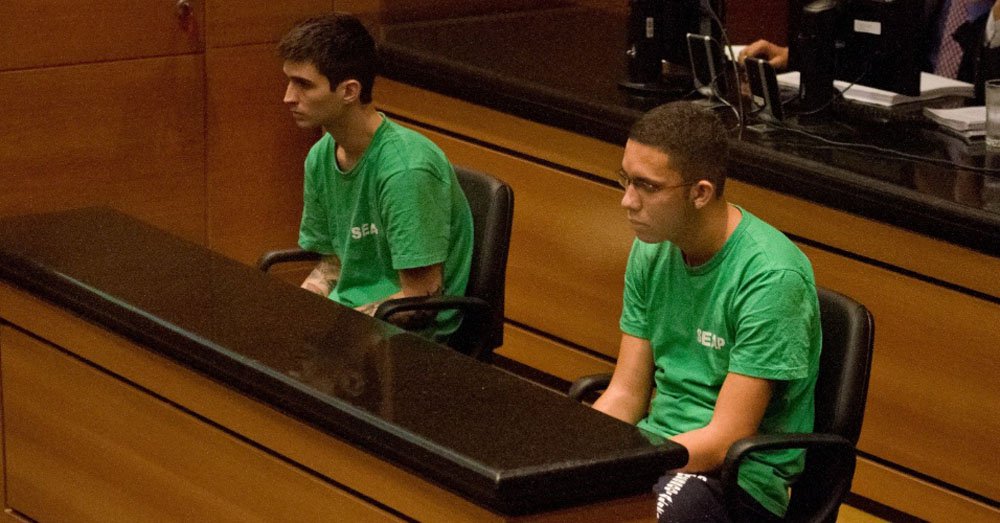 Dois acusados de atirar o rojão que matou o cinegrafista Santiago Andrade em fevereiro de 2014 – Caio Silva e Fábio Raposa - receberam as tornozeleiras eletrônicas; os ativistas não responderão mais por homicídio qualificado, de acordo com a decisão anunciada pela Justiça; o Ministério Público informou que vai recorrer da decisão