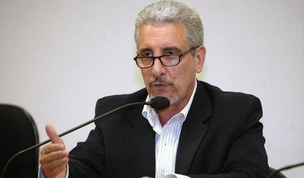 A Corte de Cassação de Roma, Itália, adiou para esta quinta (12) a decisão sobre a extradição do ex-diretor de Marketing do Banco do Brasil Henrique Pizzolato, condenado no Brasil a 12 anos e sete meses de prisa o pelos crimes de peculato, lavagem de dinheiro e corrupção passiva; o Ministério Público Federal (MPF) acompanha o julgamento da Embaixada do Brasil em Roma
 