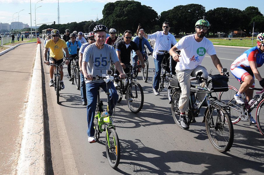 Governador aceitou convite de ciclistas de Brasília e pedalou 6,9 quilômetros, da Asa Sul, onde mora a mãe dele, até o Palácio do Buriti; iniciativa fez parte da campanha De Bike ao Trabalho, mobilização nacional capitaneada pelo movimento Bike Anjo