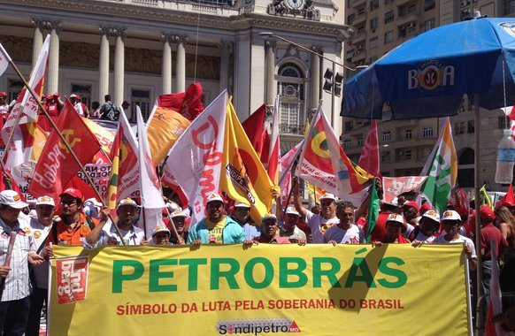 Pesquisa realizada pelo instituto revela que 61% dos brasileiros condenam a eventual privatização da empresa, atingida pela Operação Lava Jato; a rejeição é maior entre os que se dizem simpatizantes do PT: 67% são contra; entre os que se dizem mais próximos do PSDB, 56% também condenam a privatização, mas 35% se dizem a favor; lideranças do partido, como os senadores Aécio Neves (PSDB-MG) e José Serra (PSDB-SP) defendem ao menos a revisão do modelo do pré-sal, com espaço para maior participação de empresas estrangeiras; ainda não foi desta vez que uma campanha negativa contra a empresa abriu as portas para a desestatização
