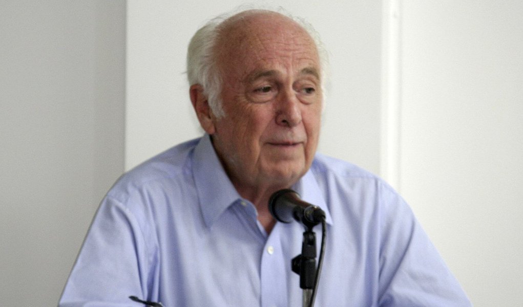 Para o ex-ministro Luiz Carlos Bresser-Pereira, para superar a crise econômica de curto prazo, “o Brasil precisa de um pacto político que faça a crítica da alta preferência pelo consumo imediato e que faça com que a taxa de câmbio passe a flutuar em torno do equilíbrio competitivo, eliminando a grande desvantagem que está desindustrializando o país”