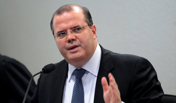 O presidente do Banco Central (BC), Alexandre Tombini, disse – em nota – que o crescimento do Produto Interno Bruto (PIB, soma dos bens e serviços produzidos em um país) "confirmou a pausa no crescimento econômico no ano"; a economia brasileira cresceu 0,1% em 2014, na comparação com o ano anterior. O PIB fechou o ano em R$ 5,52 trilhões, segundo dados divulgados hoje (27) pelo Instituto Brasileiro de Geografia e Estatística (IBGE)