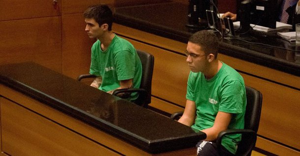 Dois acusados de atirar o rojão que matou o cinegrafista Santiago Andrade em fevereiro de 2014 – Caio Silva e Fábio Raposa - receberam as tornozeleiras eletrônicas; os ativistas não responderão mais por homicídio qualificado, de acordo com a decisão anunciada pela Justiça; o Ministério Público informou que vai recorrer da decisão