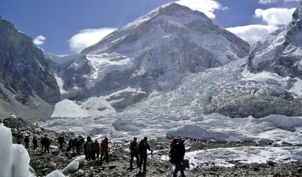 Quando Khile Sherpa abriu os olhos, a neve em sua volta não era branca e sim bem vermelha, encharcada do sangue que escorria dos vários cortes de seu corpo após a avalanche que o atingiu em cheio em acampamento no Monte Everest; como centenas de outras vítimas do terremoto, o rapaz de 20 anos estava esperando por tratamento do lado de fora do superlotado hospital da Faculdade de Medicina de Kathmandu