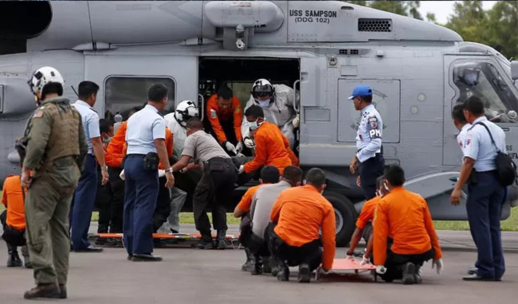 As autoridades indonésias anunciaram hoje (2) que recuperaram 30 corpos das 162 pessoas que viajavam no Airbus 320-200 da AirAsia, que caiu no Mar de Java no domingo passado (28); a Agência de Busca e Resgate da Indonésia informou que dez corpos estão em Surabaya, cidade da Ilha de Java, de onde partiu o voo, e onde muitos parentes das vítimas aguardam notícias; mais oito corpos estão a caminho de Surabaya, quatro estão em Bornéu e oito a bordo das embarcações que os recolheram do mar