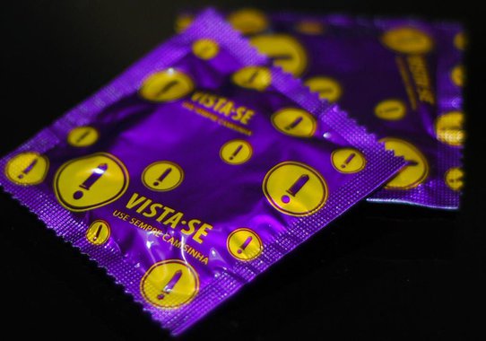 O Ministério da Saúde liberou R$ 1 milhão para a Coordenaria Especial da Diversidade Sexual da Prefeitura do Rio; o recurso ajudará a custear a campanha de prevenção e combate à AIDS e Doenças Sexualmente Transmissíveis (DST) no carnaval carioca; a epidemia no Brasil está estabilizada, com taxa de detecção em torno de 20,4 casos, a cada 100 mil habitantes; o Estado do Rio essa taxa é de 27,6 a cada 100 mil habitantes; segundo o boletim epidemiológico da pasta, atualmente cerca de 734 mil pessoas vivem com HIV e aids no País
 
 
 