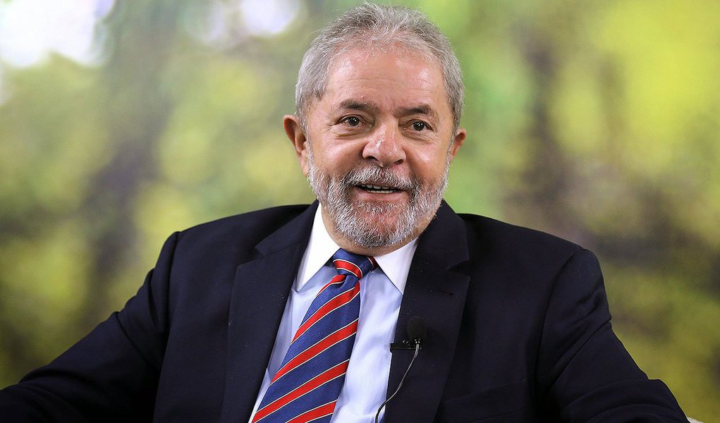 O ex-presidente Lula (PT) irá a Brasília (DF) nesta quinta-feira (1) para a cerimônia de posse do segundo mandato da presidente Dilma Rousseff; de acordo com a assessoria de imprensa do Instituto Lula, o petista participará da solenidade no Palácio do Planalto; não está confirmado se ele acompanhará a cerimônia no Congresso Nacional; fica a expectativa sobre um possível discurso de Lula sobre os desafios do segundo mandato da presidente Dilma; virtual candidato à presidência da República em 2018, o principal nome do PT não esconde o desejo de manter o partido na presidência por pelo menos 20 anos e, para isso, já defendeu a "reorganização da base de alianças" do PT com setores 'mais à esquerda da sociedade"