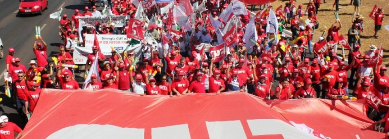 Acompanhando manifestações semelhantes de centrais sindicais ocorridas em outras cidades brasileiras, Nova Central, Força Sindical, CGTB e Central Sindical e Popular (CSP) organizaram ato em frente ao Ministério da Fazenda, em Brasília, para reivindicar a revogação das Medidas Provisórias 664 (pensão por morte e auxílio-doença) e 665 (seguro-desemprego, abono salarial e seguro-defeso), anunciadas no fim do ano; as centrais contestam o argumento do governo de que as medidas são importantes para aumentar o rigor na concessão dos benefícios