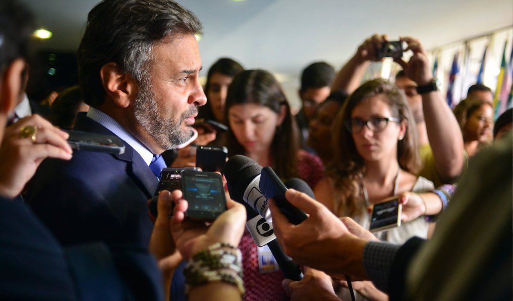 O presidente nacional do PSDB, senador Aécio Neves, afirmou nesta terça (3) que a oposição já iniciou a coleta de assinaturas para criação de uma nova CPMI para investigar a Petrobras; “O problema da Petrobras, além da corrupção, é um problema gravíssimo de governança. Assistimos isso com os prejuízos sucessivos, agravados agora por esses referentes às refinarias iniciadas no Nordeste, que já contabilizam no prejuízo da Petrobras alguma coisa em torno de mais de R$ 2 bilhões. E quem responde por isso? Ninguém? Não. É por isso que já estamos iniciando a coleta de assinaturas para que a nova CPMI seja instalada”, disse