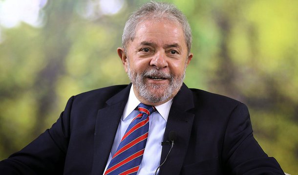 O ex-presidente Lula (PT) irá a Brasília (DF) nesta quinta-feira (1) para a cerimônia de posse do segundo mandato da presidente Dilma Rousseff; de acordo com a assessoria de imprensa do Instituto Lula, o petista participará da solenidade no Palácio do Planalto; não está confirmado se ele acompanhará a cerimônia no Congresso Nacional; fica a expectativa sobre um possível discurso de Lula sobre os desafios do segundo mandato da presidente Dilma; virtual candidato à presidência da República em 2018, o principal nome do PT não esconde o desejo de manter o partido na presidência por pelo menos 20 anos e, para isso, já defendeu a "reorganização da base de alianças" do PT com setores 'mais à esquerda da sociedade"