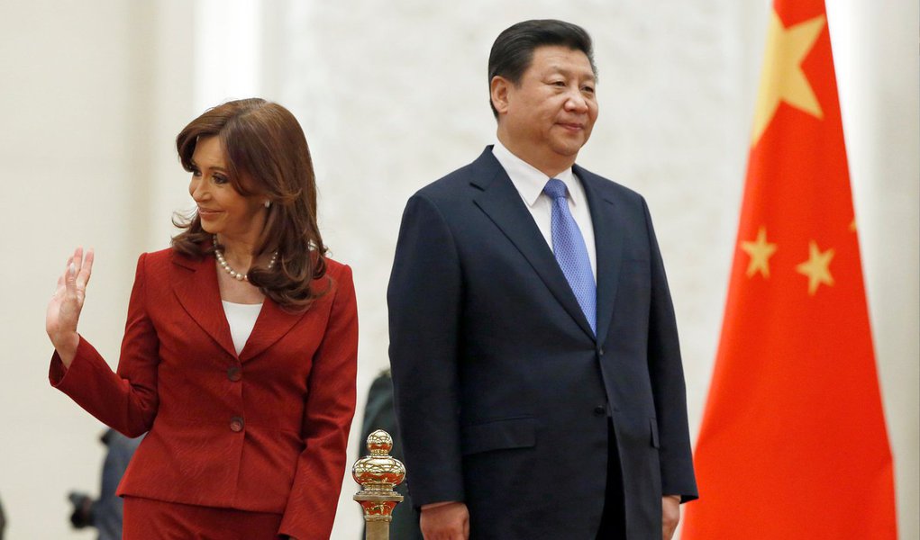 Ao participar de um fórum de negócios na China, presidente da Argentina perguntou no Twitter se os participantes do evento estariam ali apenas pelo 'aloz' ou pelo 'petlóleo'; mensagem foi alvo de críticas e a presidente, chamada de "preconceituosa", ganhou o apelido de 'Crischina'