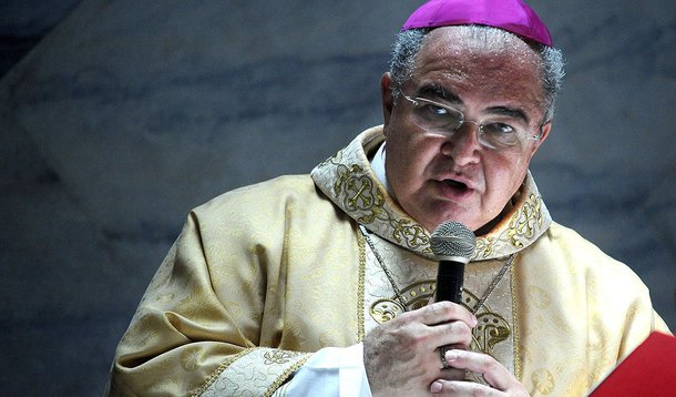 O cardeal arcebispo do Rio, Dom Orani Tempesta, foi assaltado quando descia o bairro de Santa Teresa de carro, vindo da residência oficial no Sumaré para um compromisso no bairro da Glória, zona sul da capital fluminense; o cardeal estava acompanhado do fotógrafo oficial da Arquidiocese do Rio, por um seminarista e pelo motorista do veículo