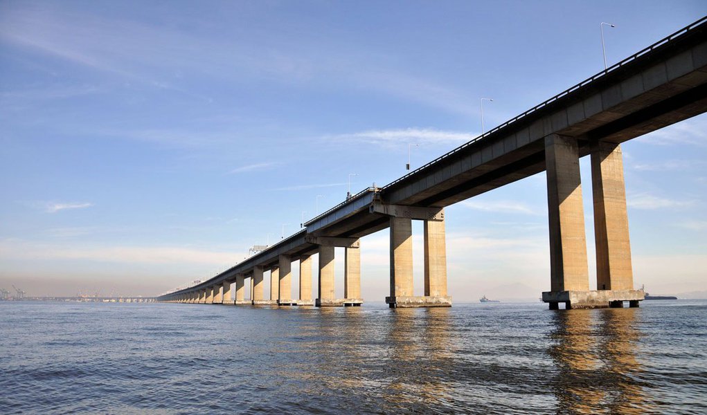 A Ecorodovias Infraestrutura e Logística S.A venceu o leilão de concessão da Ponte Rio-Niterói; a companhia ofereceu deságio de 36,67%, o que significa tarifa-base de R$ 3,28; com isso, a partir de 1º de junho deste ano o pedágio para os usuários da ponte cairá dos atuais R$ 5,20 para R$ 3,70 (veículos de passeio)
 