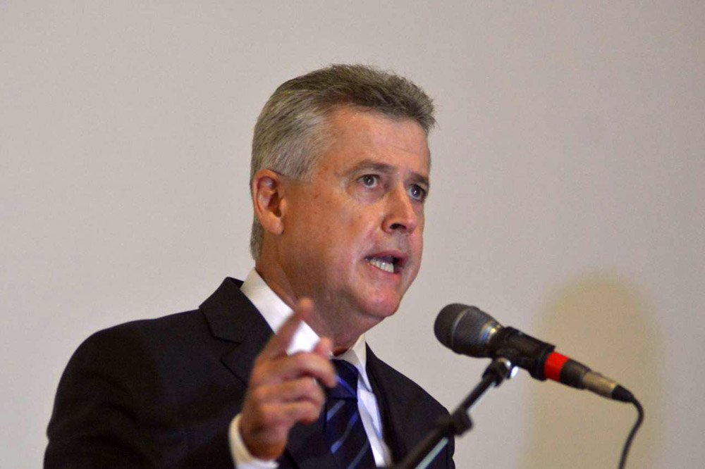 O governador do Distrito Federal, Rodrigo Rollemberg (PSB), nomeou interinamente sete pessoas que ficarão responsáveis pelas 31 Administrações Regionais do DF; de acordo com o decreto, o vice governador do Distrito Federal, Renato Santana da Silva, por exemplo, assumirá, temporariamente, o cargo de administrador Regional de Brazlândia, Ceilândia, Taguatinga e Samambaia; o governo ainda não tem gestores definitivos