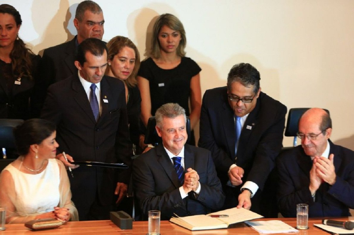 Governador eleito do Distrito Federal assumiu nesta quinta-feira o GDF após sessão na Câmara Legislativa; em um longo discurso, onde apontou a "crise sem precedentes" que passa o governo brasiliense, conclamou todos por um "pacto por Brasília" declarando foco na educação, guerra à burocracia, diálogo, transparência, ética e participação popular