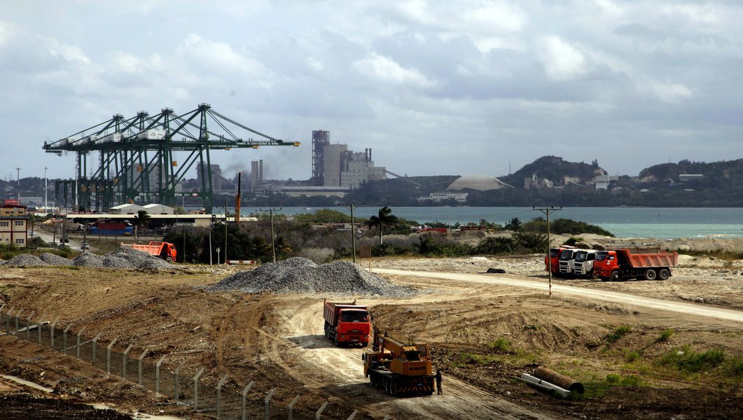 Odebrecht, responsável pelo projeto, vê expansão mais rápida de porto cubano com melhora nas relações com os Estados Unidos; "Acreditamos que (o embargo) será suspenso no curto a médio prazo", disse à Reuters o diretor de operações da empreiteira em Cuba, Mauro Hueb; "Os cubanos sempre tiveram esperança de que o bloqueio seria suspenso e Mariel foi um projeto que olhou para o futuro", acrescentou