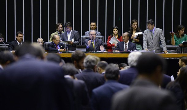 O Congresso Nacional tem sessão marcada para esta terça-feira (5), para analisar os vetos presidenciais a três projetos de lei. um deles é o veto 6/2015 ao projeto que impede a fusão de partidos políticos recém-criados (PLC 4/2015); aprovado em março, o texto determina um mínimo de cinco anos de existência para que as legendas possam se fundir; outro veto 5/2015 foi aplicado ao texto do projeto que instituiu o novo Código de Processo Civil (CPC), aprovado em dezembro pelo Senado