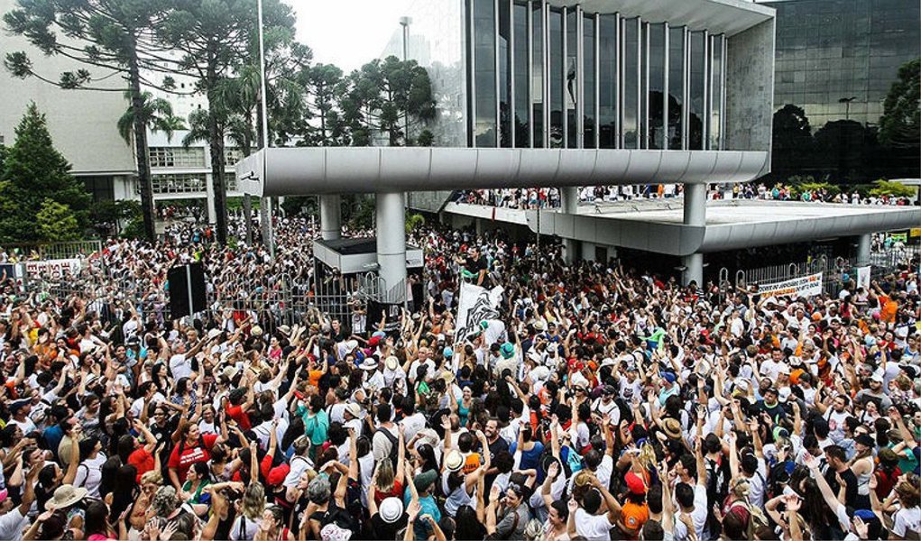 Professores e funcionários de escolas em greve receberão reforço de outras categorias do serviço público, também paralisadas, para ocupar novamente da tarde desta segunda-feira (23), as galerias da Assembleia Legislativa do Paraná; funcionários do Detran, das secretaria da Agricultura e da Saúde, das universidades estaduais, caminhoneiros que lutam contra o pedágio mais caro do mundo e o IPVA mais caro do país, e, amanhã, os trabalhadores Justiça engrossam o movimento paredista