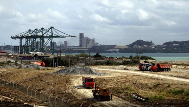 Odebrecht, responsável pelo projeto, vê expansão mais rápida de porto cubano com melhora nas relações com os Estados Unidos; "Acreditamos que (o embargo) será suspenso no curto a médio prazo", disse à Reuters o diretor de operações da empreiteira em Cuba, Mauro Hueb; "Os cubanos sempre tiveram esperança de que o bloqueio seria suspenso e Mariel foi um projeto que olhou para o futuro", acrescentou
