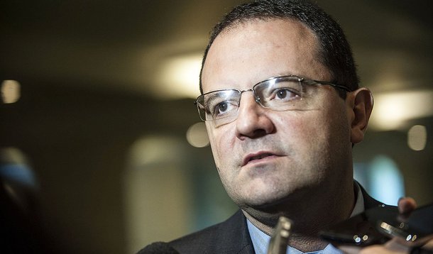 Segundo o ex-secretário-executivo da pasta Nelson Barbosa, mesmo que não ocorra elevação substancial do superávit primário em 2015 nem um crescimento muito rápido da economia, se houver estratégia crível de retomada do crescimento e estabilização, seria possível manter a nota do país; "Não é um resultado de um ano sozinho que define a manutenção ou não do grau de investimento"