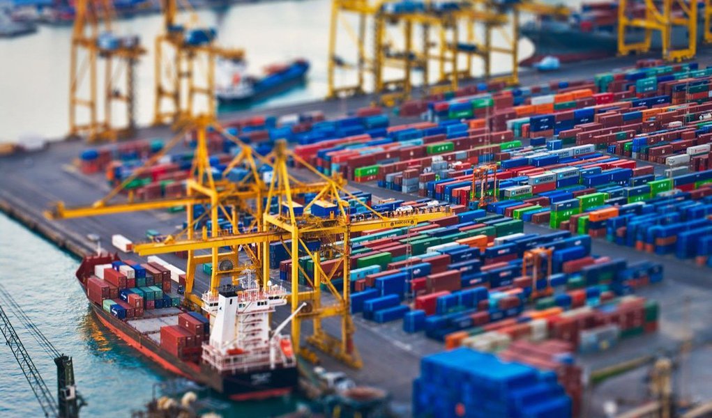 A balança comercial brasileira voltou a ter déficit (exportações menores que importações) na segunda semana de novembro, de US$ 804 milhões. O valor resulta de US$ 3,678 bilhões em exportações e US$ 4,482 bilhões em importações
