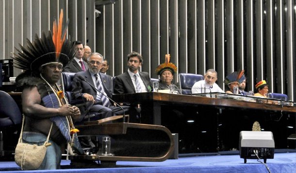 Durante sessão especial em homenagem aos povos indígenas, realizada na tarde desta quinta-feira (16) no Plenário do Senado, índios fizeram críticas aos parlamentares, e pediram o arquivamento da PEC da Demarcação, que transfere do Executivo para o Congresso o poder para demarcar terras; "A PEC 215 é uma cobra grande. Vamos matá-la, antes de ela crescer. Vamos enterrar, para não nascer mais a raiz", afirmou o líder indígena Davi Kupenawa Yanomami