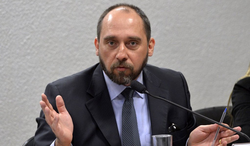 Advogado-geral da União, Luís Inácio Adams classificou neste sábado, 14, os movimentos que pedem a destituição da presidente Dilma Rousseff, que acontecerão neste domingo, 15, como "ruptura inconstitucional”; "Não existe base legal que justifique essa discussão. Vivemos um período complexo do ponto de vista econômico, político, social e essa complexidade produz, como é da democracia, manifestações pró e contra. É um direito. Vamos ter de conviver com elas", disse; Adams voltou a defender a realização de acordos de leniência das empreiteiras envolvidas na operação Lava Jato