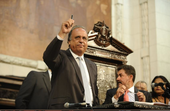 Durante o discurso na cerimônia de posse para o segundo mandato, o governador do Rio de Janeiro, Luiz Fernando Pezão (PMDB), destacou a redução de índices de criminalidade no estado desde o primeiro governo de Sérgio Cabral, a quem agradeceu pela parceria; ao falar de seu governo, Pezão voltou a prometer prioridade para a saúde; "Temos uma dívida muito grande com a saúde [no estado do Rio]", afirmou ele, informando que se reunirá no próxima quarta-feira (7) com o ministro da Saúde, Arthur Chioro, e o prefeito do Rio, Eduardo Paes, para discutir políticas na área