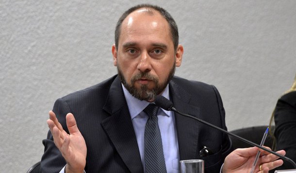 Advogado-geral da União, Luís Inácio Adams classificou neste sábado, 14, os movimentos que pedem a destituição da presidente Dilma Rousseff, que acontecerão neste domingo, 15, como "ruptura inconstitucional”; "Não existe base legal que justifique essa discussão. Vivemos um período complexo do ponto de vista econômico, político, social e essa complexidade produz, como é da democracia, manifestações pró e contra. É um direito. Vamos ter de conviver com elas", disse; Adams voltou a defender a realização de acordos de leniência das empreiteiras envolvidas na operação Lava Jato