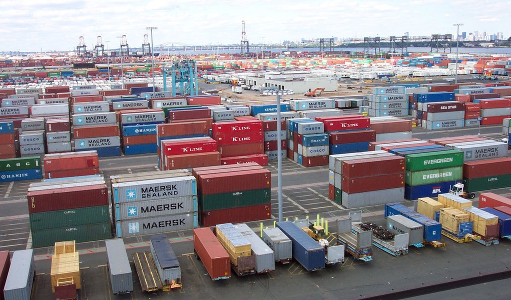 O Brasil importou US$ 724 milhões a mais do que exportou na terceira semana de outubro. O valor foi divulgado pelo Ministério do Desenvolvimento, indústria e Comércio Exterior (MDIC). Na semana passada, o país exportou US$ 3,913 bilhões e importou US$ 4,637 bilhões