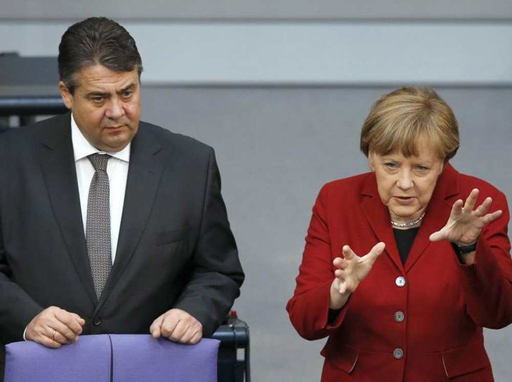 Chancelar alemÃ£ Angela Merkel e ministro da Economia Gabriel durante evento em Berlim. 19/03/2015.     REUTERS/Fabrizio Bensch