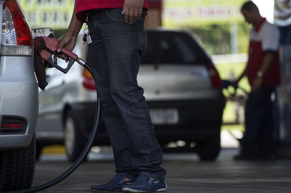 Para o presidente do Sindicato do Comércio Varejista de Derivados de Petróleo do Estado de São Paulo, José Alberto Paiva Gouveia, a previsão é que somente na segunda-feira, quando os postos de gasolina começarem a demandar o produto com o preço reajustado nas refinarias, é que o novo valor deve chegar ao consumidor; reajuste de 3% foi anunciado ontem pela Petrobras