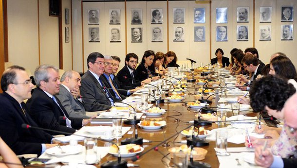 O ministro da Fazenda, Joaquim Levy, descartou um"saco de maldades ou pacotes" para fazer correções na economia e nas contas do governo; ele não informou, porém, quais tributos poderão ser elevados ou ajustados; durante café da manhã com jornalistas, Levy afirmou que a Petrobras decidirá os valores da gasolina e do diesel como empresa, sem interferências externas; estatal saltou 4% na Bovespa com fala do ministro e elétricas subiram com possível novo socorro