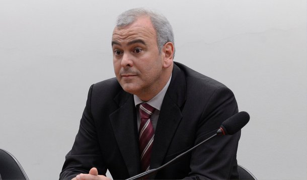 Parlamentares de quatro partidos da oposição anunciaram que vão protocolar o pedido de abertura de uma CPI para investigar contratos de financiamentos concedidos pelo BNDES; o deputado Júlio Delgado (PSB-MG) informou já foram recolhidas quase 200 assinaturas para a abertura da CPI; investigações dependem agora da conferência das assinaturas reunidas pelo PPS, DEM, PSDB e PSB; anúncio acontece no mesmo dia em que o presidente o BNDES, Luciano Coutinho, presta depoimento na Comissão Parlamentar de Inquérito (CPI) da Petrobras 