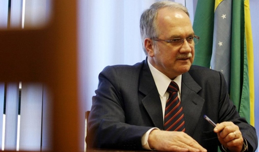 Interlocutores da presidente Dilma Rousseff preveem que a maior dificuldade para emplacar o nome de Luiz Fachin para o Supremo Tribunal Federal deve vir da oposição, apesar das ameaças veladas do PMDB; "Fachin pode ser vítima da fraqueza do governo e de uma campanha ideológica encampada pela oposição", diz um dilmista à coluna Painel; presidente do Senado, Renan Calheiros (PMDB), tem dito que a Casa irá votar o nome de Fachin com "maturidade"