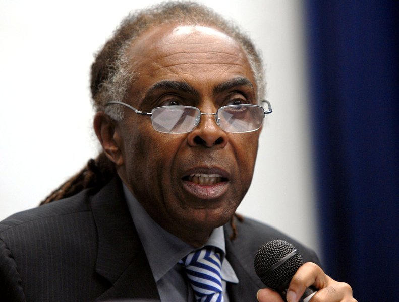 "As oposições básicas que foram estabelecidas entre a social-democracia do PSDB e o trabalhismo novo do PT. E agora ela é acusada de ter contrariado o marketing de campanha. De todo modo, ela está arriscando fazer isso. Porque, segundo ela, é mais importante ouvir a voz dessa racionalidade internacional que está aí, para evitar que o País fuja muito do sistema mundial, fique muito à deriva, muito desprotegido desses colchões internacionais: o Fundo Monetário Internacional, a imprensa econômica mundial, The Economist, os jornais americanos", disse o músico e ex-ministro Gilberto Gil, em entrevista à revista Carta Capital