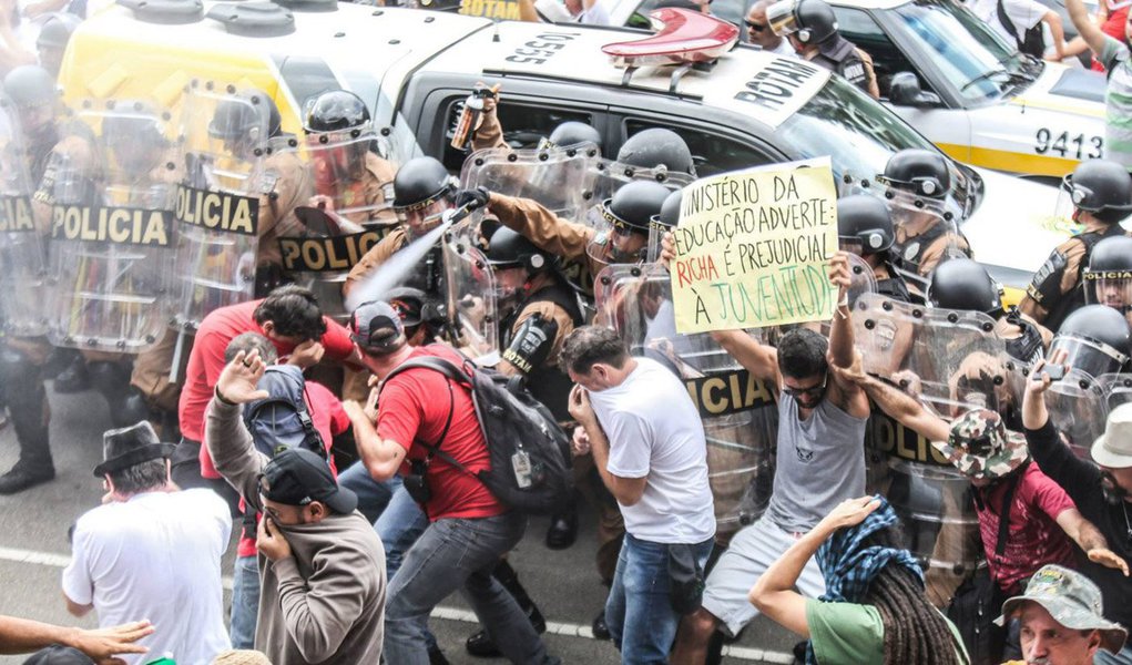 Universitária de Londrina, que foi presa após ação policial contra professores na semana passada, em Curitiba, conta ter sido xingada dentro do Palácio Iguaçu e que os policiais a obrigaram a ficar nua; outro estudante diz ter sido agredido; ambos denunciaram os abusos ao Ministério Público; governo do Paraná diz que "qualquer conduta indevida dos policiais" será apurada