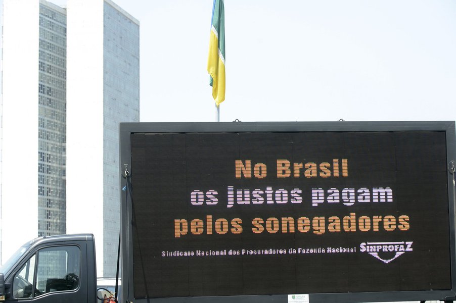 "A operação da PF poderá transformar a Lava Jato num trocado. O prejuízo da Viúva pode chegar a algo como R$ 19 bilhões. Enquanto as petrorroubalheiras envolviam obras, essas são exemplos de pura corrupção, com o dinheiro indo do sonegador para o larápio, e mais nada", diz o jornalista Elio Gaspari; "Uma autuação de R$ 100 milhões era quitada por fora ao preço de R$ 10 milhões", afirma, numa referência indireta ao caso RBS, que quitou R$ 150 milhões por R$ 15 milhões