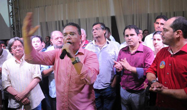 O senador eleito Roberto Rocha (PSB) reiterou seu compromisso com a cidade e garantiu que recursos oriundos do Governo Federal virão para projetos como o VLT, que interligará o Centro até o bairro do Anjo da Guarda, os viadutos da entrada da cidade e do retorno do Itaqui-Bacanga e o Shopping Popular; "São Luís requer muitas obras de infraestrutura e nós temos muito foco nessa questão, de investir para garantir mobilidade urbana. Com isso podemos pensar em ter melhor qualidade de vida", destacou Rocha
