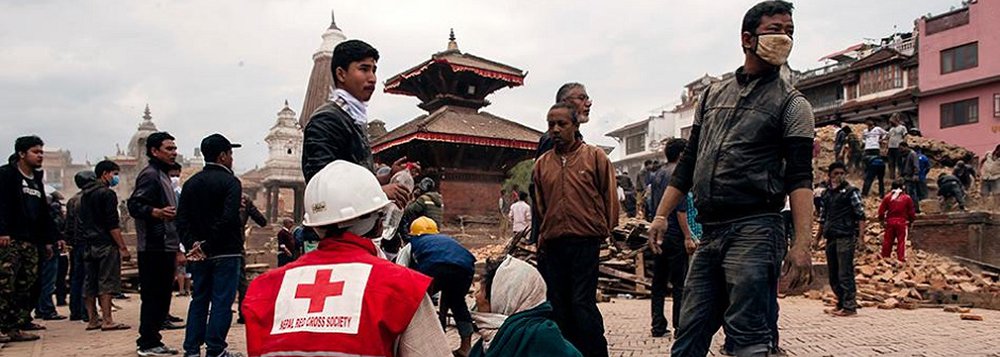26/04/2015- Katmandu - Os mortos no terremoto do sábado no Nepal já chegaram a 2.357 e os feridos passam de seis mil, divulgou neste domingo o Ministério do Interior do governo.
Um terremoto de 7,8 graus na escala Richter devastou ontem grande parte do v