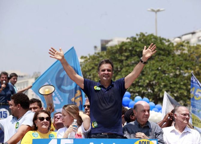 A presidente Dilma Rousseff anuncia aos pedaços seus ministros e adia o início do novo governo. Enquanto o governo titubeia, a oposição decide não sair do palanque e prolonga a guerra eleitoral