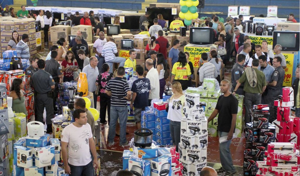 Taxa de outubro ficou em 60,2%, menor que a de setembro (63,1%) e do que a de outubro do ano passado (62,1%), segundo pesquisa da Confederação Nacional do Comércio de Bens, Serviços e Turismo; de acordo com economista da entidade, Marianne Hanson, consumidor antecipou a quitação dos débitos em outubro, diante do receio sobre a trajetória da economia e do mercado de trabalho