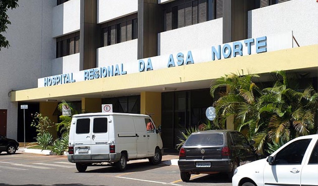 Os servidores da saúde no Distrito Federal estão de braços cruzados; o atendimento no Hospital Regional da Ana Norte, Hospital de Base, nos de Samambaia e Ceilândia e em todos os centros de Saúde está prejudicado; somente as emergências funcionam e as consultas marcadas nos ambulatórios estão suspensas; o motivo da paralisação é o mesmo que levou os professores a parar as aulas no dia de hoje: o atraso no pagamento dos salários