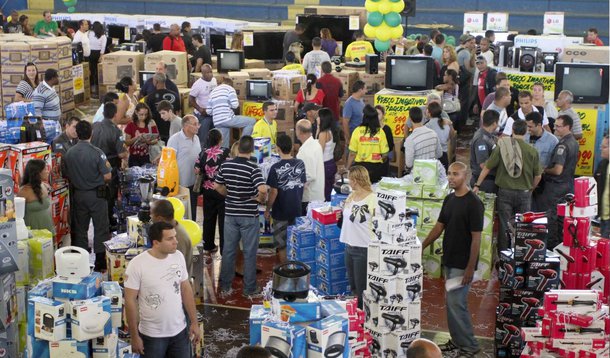 Taxa de outubro ficou em 60,2%, menor que a de setembro (63,1%) e do que a de outubro do ano passado (62,1%), segundo pesquisa da Confederação Nacional do Comércio de Bens, Serviços e Turismo; de acordo com economista da entidade, Marianne Hanson, consumidor antecipou a quitação dos débitos em outubro, diante do receio sobre a trajetória da economia e do mercado de trabalho