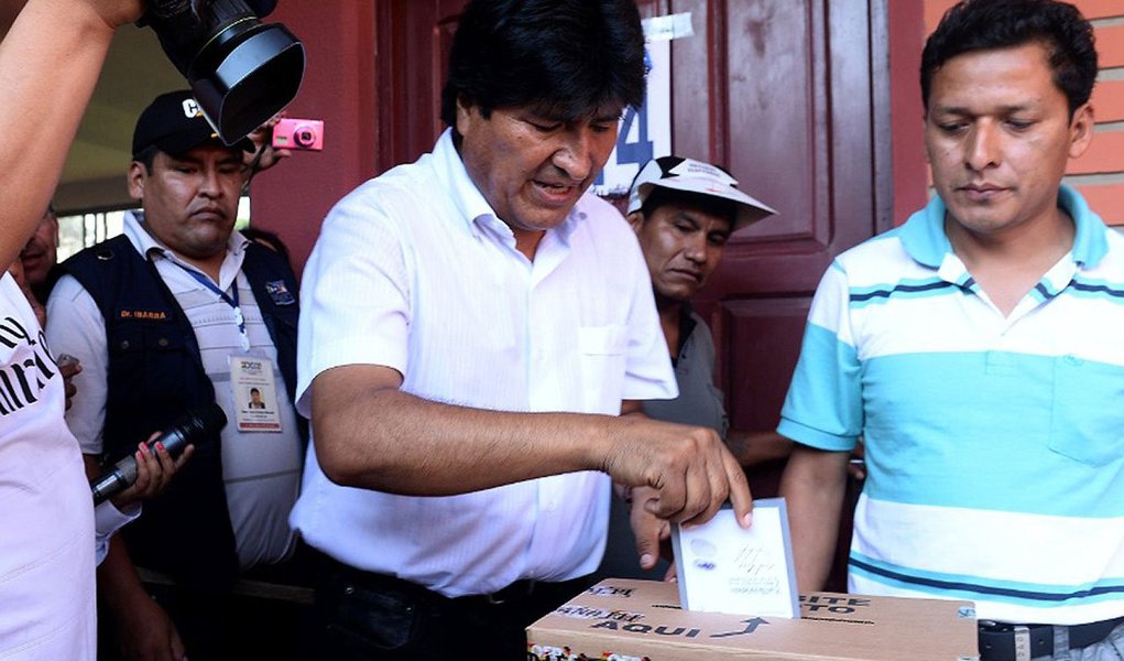 Presidente da Bolívia, Evo Morales, e seu vice-presidente, Álvaro García Linera, teriam vencido as eleições com cerca de 60% dos votos, segundo as pesquisas de boca de urna e por contagem rápida divulgada pela imprensa boliviana à noite; ele dedicou reeleição ao líder cubano Fidel Castro, ao falecido líder venezuelano Hugo Chávez, e a todos os governos 'anti-imperialistas' do mundo