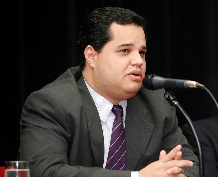 Secretário de Estado de Justiça e Administração Penitenciária (Sejap), Murilo Andrade admitiu que houve falhas operacionais graves que permitiram a fuga de quatro presos do Complexo Penitenciário de Pedrinhas, em São Luís; oito criminosos fortemente armados com pistolas e fuzis, e em mais de um veículo, entraram no Centro de Detenção Provisória, uma das unidades do complexo, para resgatar os presos; secretário garantiu que ações ousadas como esta não irão ocorrer novamente em Pedrinhas; "Firmo aqui o meu compromisso de que falhas graves não existirão mais no Complexo de Pedrinhas"