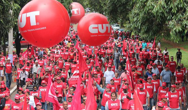 A Central Única dos Trabalhadores (CUT) divulgou nota na qual repudia a decisão da PM-DF de impedir o bloqueio arbitrário do trânsito em protestos; de acordo com o texto da CUT, a medida "fere o direito democrático de manifestação da população, especialmente dos trabalhadores. Visa apenas impedir que os servidores e vários segmentos da população deem visibilidade às suas justas reivindicações por melhores condições de trabalho e de vida"