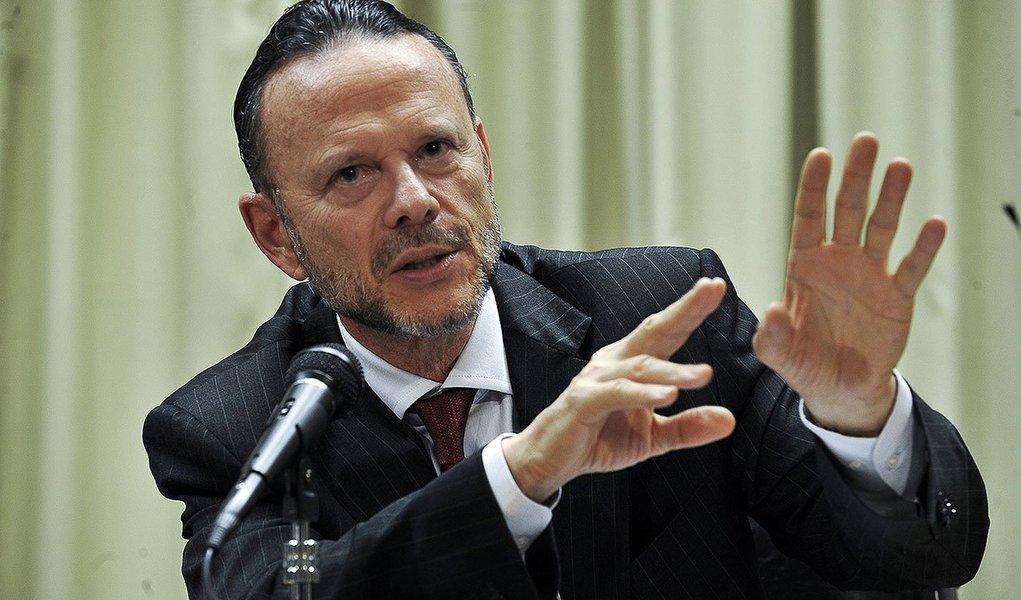 Presidente do BNDES há quase 8 anos, Luciano Coutinho diz que as críticas sobre os empréstimos do Tesouro ao BNDES são "parciais" e "desequilibradas" e que é preciso olhar o resultado líquido, entre custos e benefícios; quanto a acusação de que falta critério na concessão de financiamento a empresas com baixo valor agregado, diz que é “bobagem”: ‘métodos são rigorosos e racionais e isso se traduz em baixíssimas taxas de inadimplência’