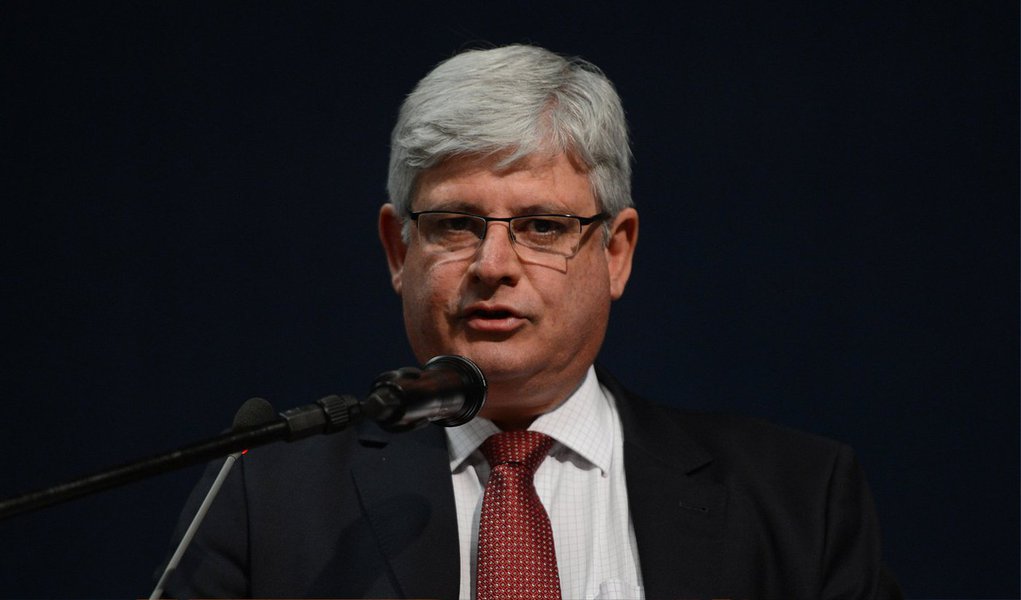 Alvo de críticas de vários congressistas citados na lista de investigados que entregou ao Supremo Tribunal Federal, o procurador geral da República, Rodrigo Janot, reagiu nesta terça-feira, 10; "Minhas decisões são tomadas com a responsabilidade que o cargo me impõe", afirmou Janot,  abertura da reunião do Conselho Nacional do Ministério Público, em Brasília; procurador-geral alertou ainda que as investigações sobre as fraudes na Petrobras serão longas e destacou que inquérito não é sinônimo de culpa; "Trata-se de uma investigação. Esse não será um processo curto e não se pode confundir investigação com condenação"