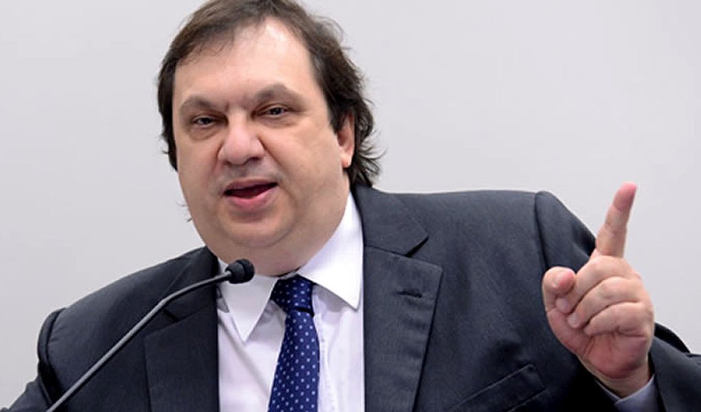 No domingo, a presidente Dilma foi reeleita com 51,6% dos votos válidos e o candidato do PSDB, Aécio Neves, teve 48,4%; no sábado à tarde, o instituto dirigido por Mauro Paulino previa a petista com 52% e seu rival tucano com 48%; proximidade entre os dados indica que nas últimas horas da disputa não houve transferências significativas de voto a favor ou contra qualquer concorrente